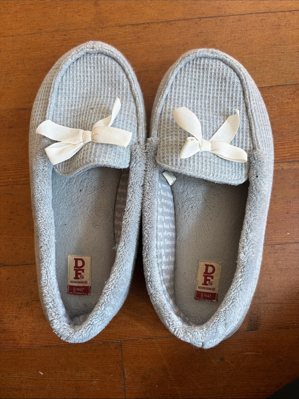 dearfoams Light Gray Moccasin Slippers with Cream Bows - size 9-10
